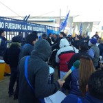 La Asociación Trabajadores del Estado seccional Río Grande se manifestó frente a la planta de sueño fueguino