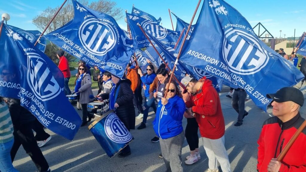 ATE Río Grande acompaña la 5ta. Marcha Federal Universitaria en defensa de la universidad pública - ATE Río Grande - foto 2