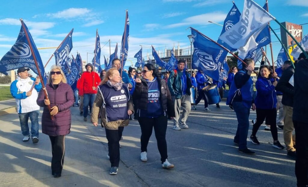 ATE Río Grande acompaña la 5ta. Marcha Federal Universitaria en defensa de la universidad pública - ATE Río Grande - foto 3