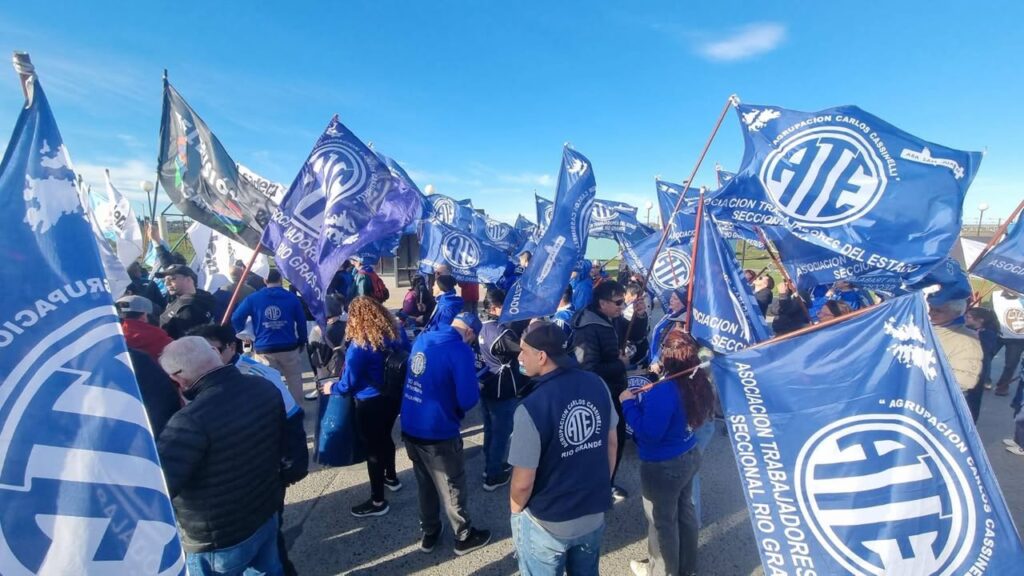 ATE Río Grande acompaña la 5ta. Marcha Federal Universitaria en defensa de la universidad pública - ATE Río Grande - foto 5