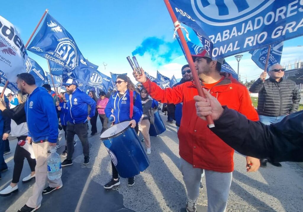 ATE Río Grande acompaña la 5ta. Marcha Federal Universitaria en defensa de la universidad pública - ATE Río Grande - foto 7