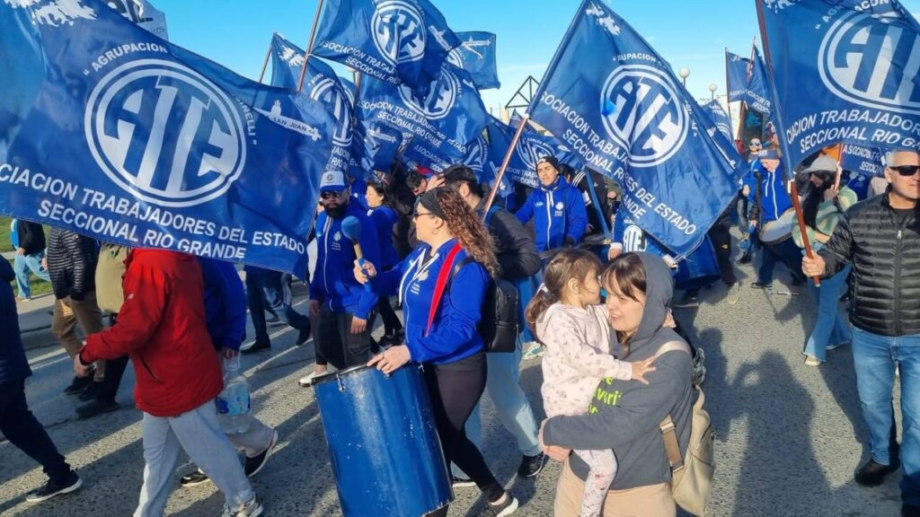 ATE Río Grande acompaña la 5ta. Marcha Federal Universitaria en defensa de la universidad pública - ATE Río Grande - foto 10