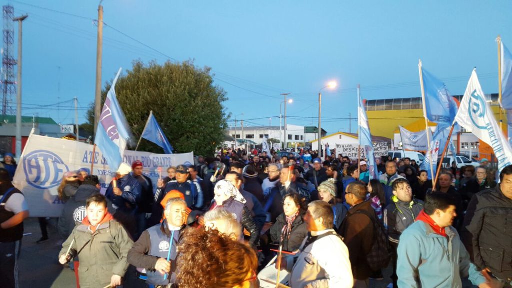 Multitudinaria marcha de antorchas encabezada por los sindicatos estatales y la comunidad de Río Grande