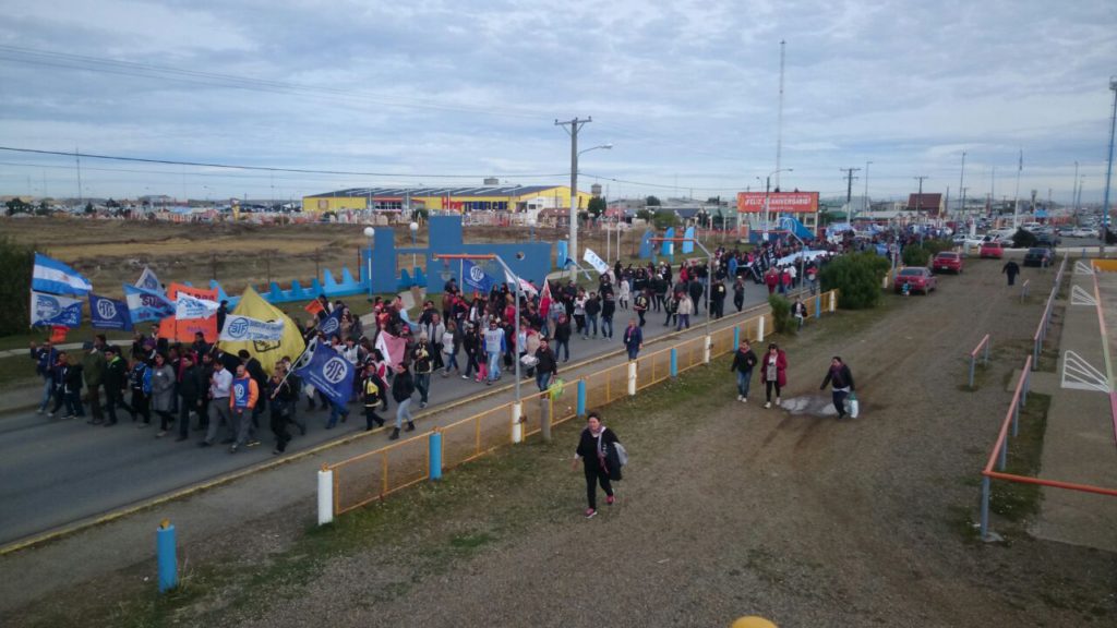 Multitudinaria movilización de los gremios estatales y la UOM por las calles de Río Grande.