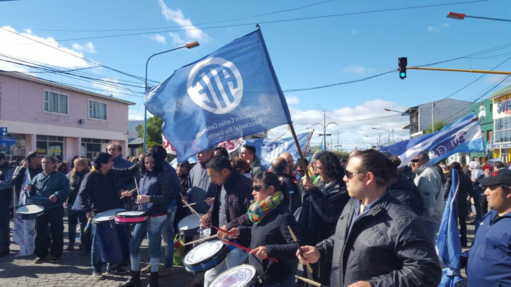 Compañeros les informamos que dentro de la unidad de los gremios estatales en la reunión mantenida ayer en la sede del Sutef, se decidió trazar un plan de lucha con acciones gremiales en conjunto en Río Grande