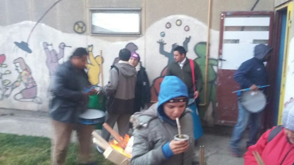 En la mañana de hoy nos manifiestamos en la Dirección de Administración de la Delegación de Educación ante el accionar persecutorio de funcionarios de Gobierno de esa área, instalamos un piquete de protesta frente a la "gamela" de Educación en la calle Thorne del Bº Intevu de Río Grande.En este caso apuntamos hacía el Director Provincial de Administración ZÁRATE, Héctor.