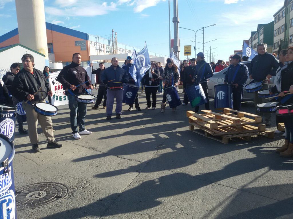 EN ESTOS MOMENTOS NOS ENCONTRAMOS MANIFESTANDONOS EN SAN MARTIN Y PREFECTURA.