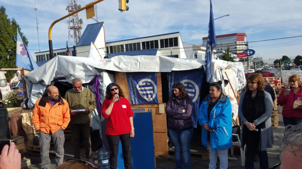 En la Asamblea de hoy a las 10:00hs. En la carpa estatal de San Martin y Belgrano, se hicieron presentes las concejales Lali Mora y Gonzalez Verónica.