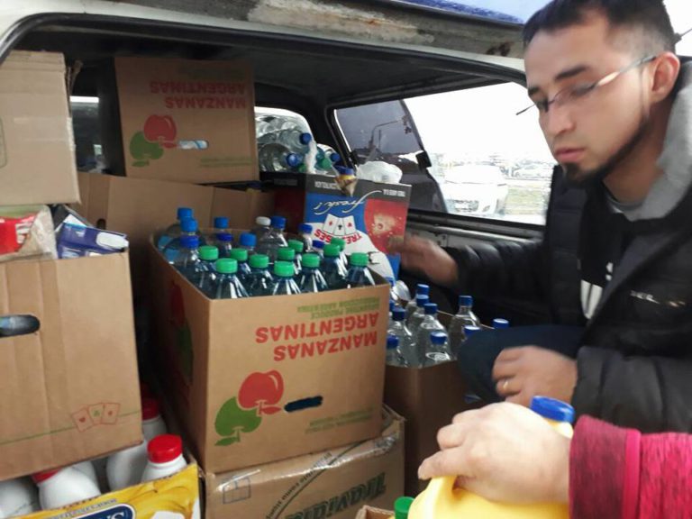 La Asociacion Trabajadores del Estado seccional Rio Grande,en el dia del hoy puso en marcha la colecta Solidaria para las familias hermanas afectadas por el temporal de la provincia de Tucuman, la campaña se llevo a cabo afuera de la Anonima de la rotonda.