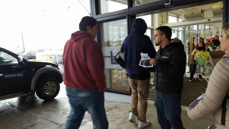 La Asociacion Trabajadores del Estado seccional Rio Grande,en el dia del hoy puso en marcha la colecta Solidaria para las familias hermanas afectadas por el temporal de la provincia de Tucuman, la campaña se llevo a cabo afuera de la Anonima de la rotonda.