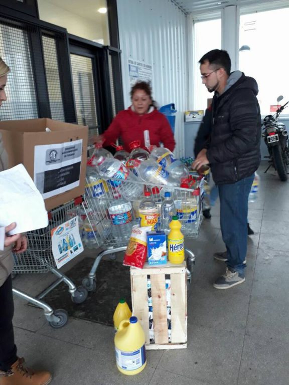 La Asociacion Trabajadores del Estado seccional Rio Grande,en el dia del hoy puso en marcha la colecta Solidaria para las familias hermanas afectadas por el temporal de la provincia de Tucuman, la campaña se llevo a cabo afuera de la Anonima de la rotonda.