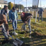 ATE, se encuentran embelleciendo el espacio verde donde esta ubicado el monolito en memoria del Compañero «Victor Choque»