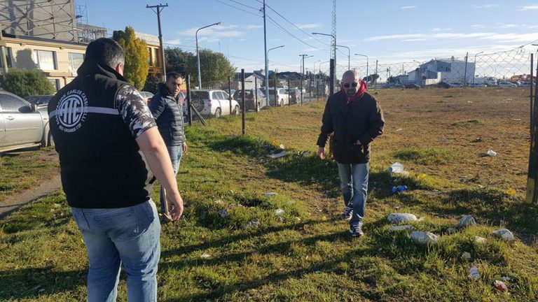 ATE, se encuentran embelleciendo el espacio verde donde esta ubicado el monolito en memoria del Compañero "Victor Choque"