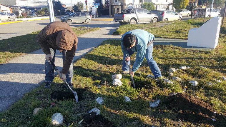 ATE, se encuentran embelleciendo el espacio verde donde esta ubicado el monolito en memoria del Compañero "Victor Choque"