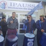 La Asociacion Trabajadores del Estado seccional Rio Grande se encuentra Presente manifestandose en la sede del ex IPAUSS