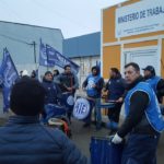 La Asociación Trabajadores del Estado seccional Río Grande,en el día de hoy nos manifestamos frente al Ministerio de Trabajo de nuestra ciudad sito en calle Obligado 750 de nuestra ciudad solicitando la Reapertura de Paritarias por recomposición salarial.